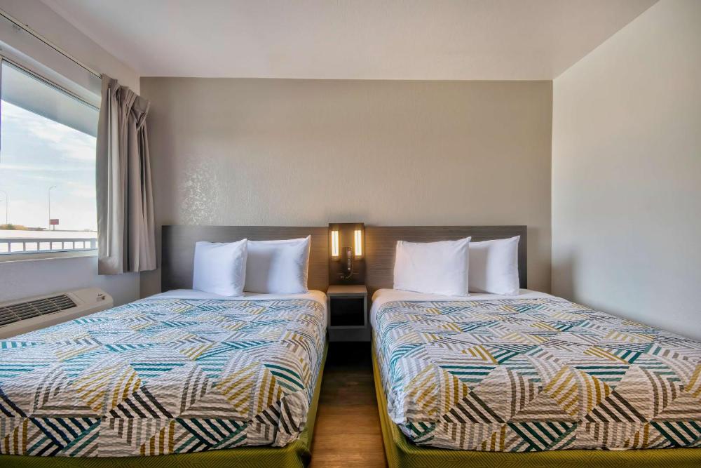 Queen Room with Two Queen Beds - Non-Smoking interior